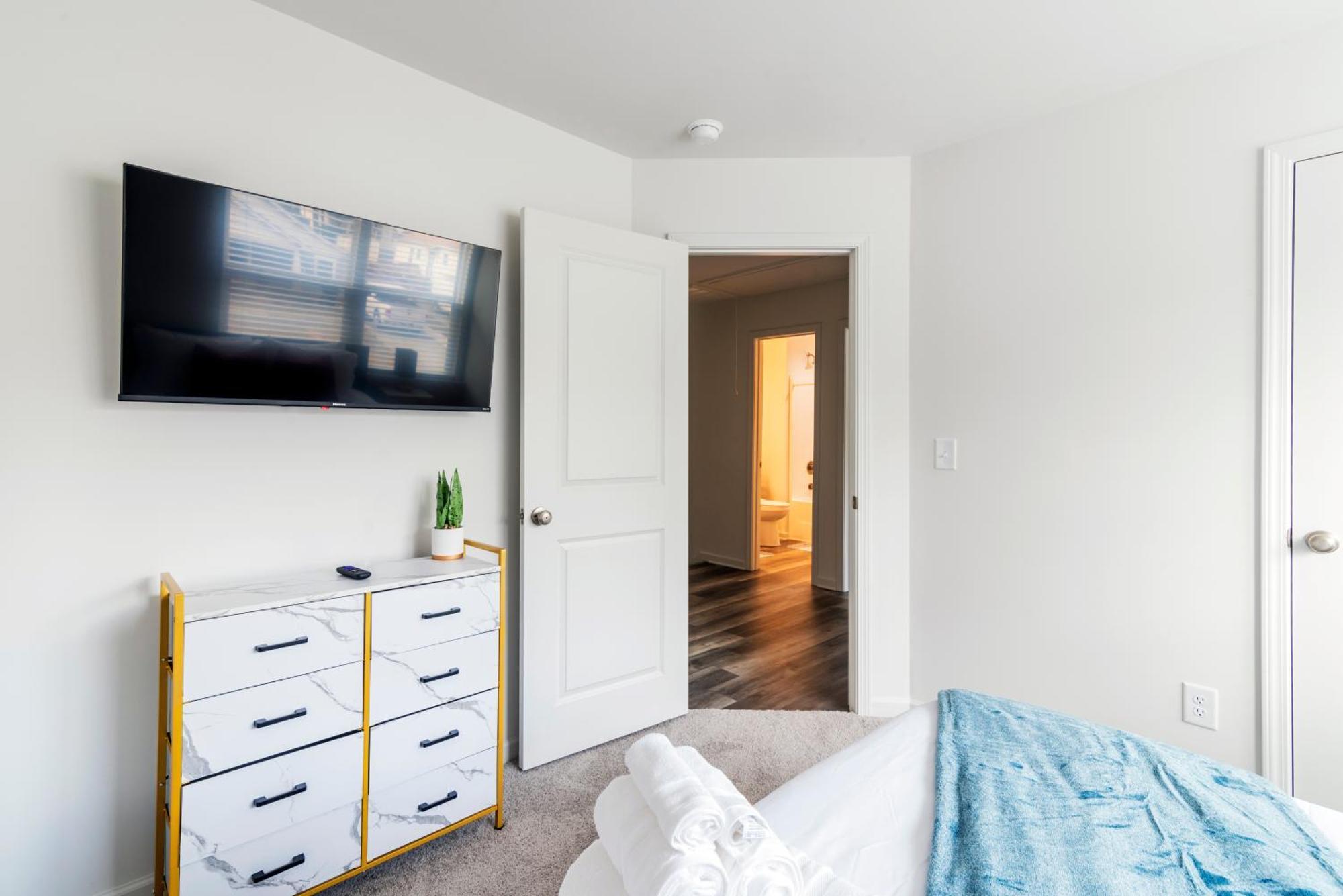 Chic 9 Min To Uptown Hot Tub & Private Yard Holiday home