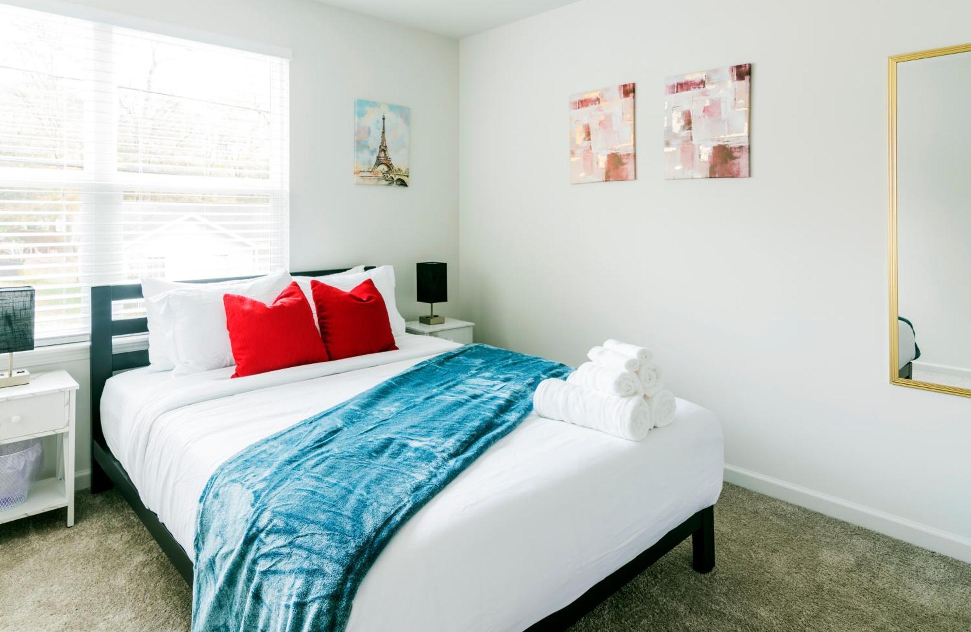 Chic 9 Min To Uptown Hot Tub & Private Yard Holiday home