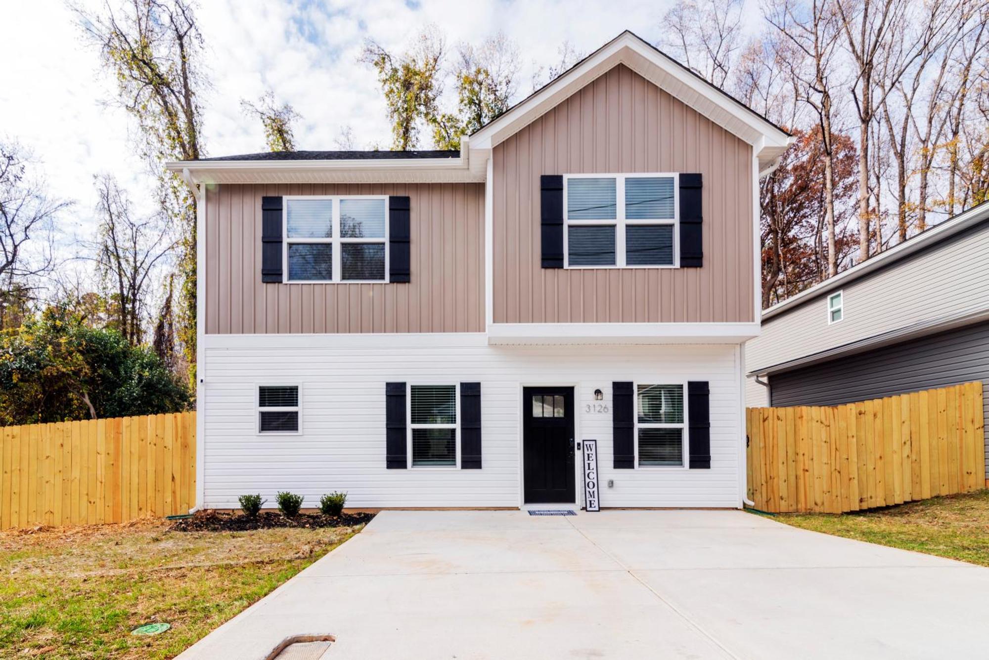 Chic 9 Min To Uptown Hot Tub & Private Yard Holiday home