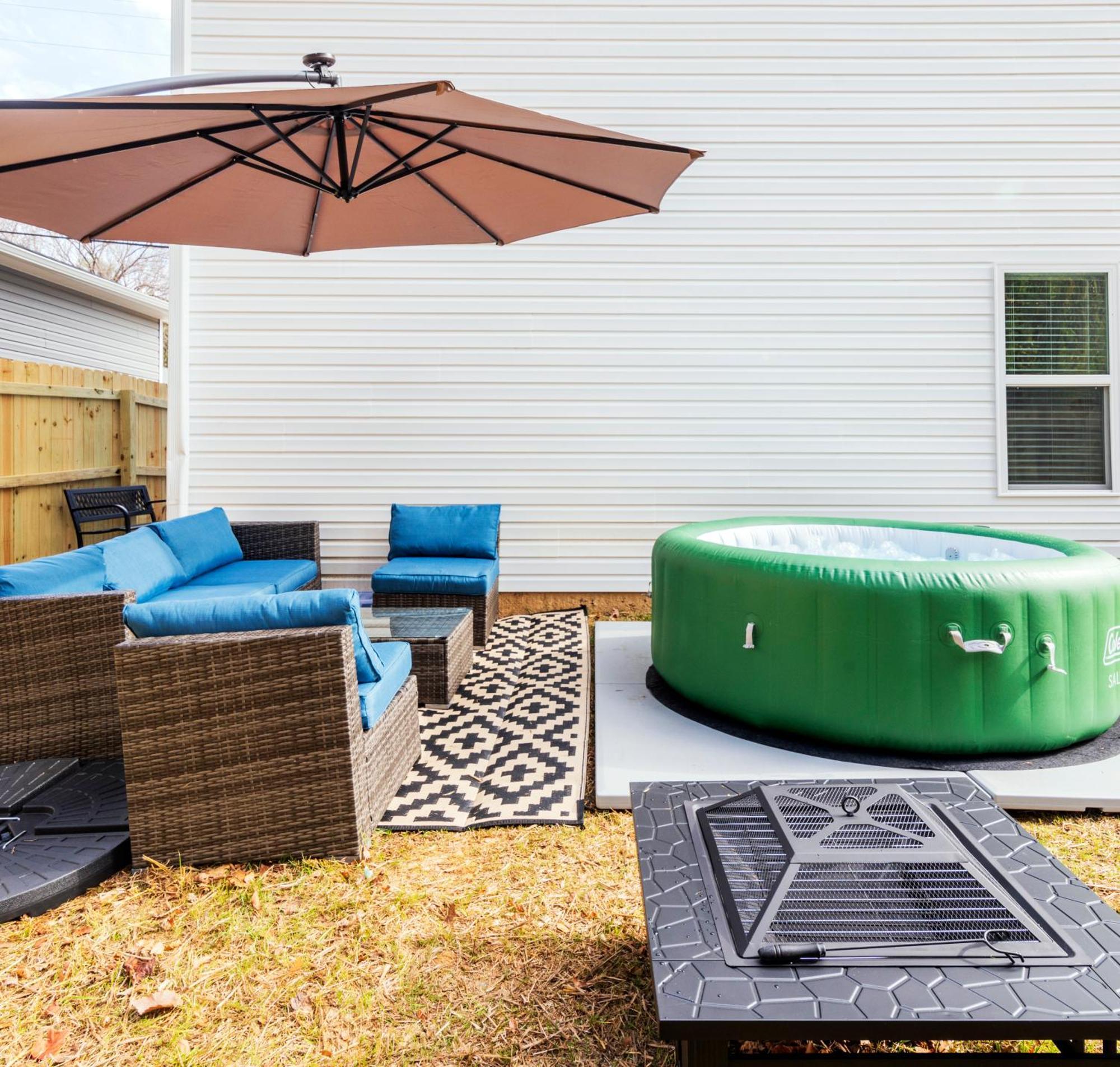 Chic 9 Min To Uptown Hot Tub & Private Yard Holiday home Charlotte
