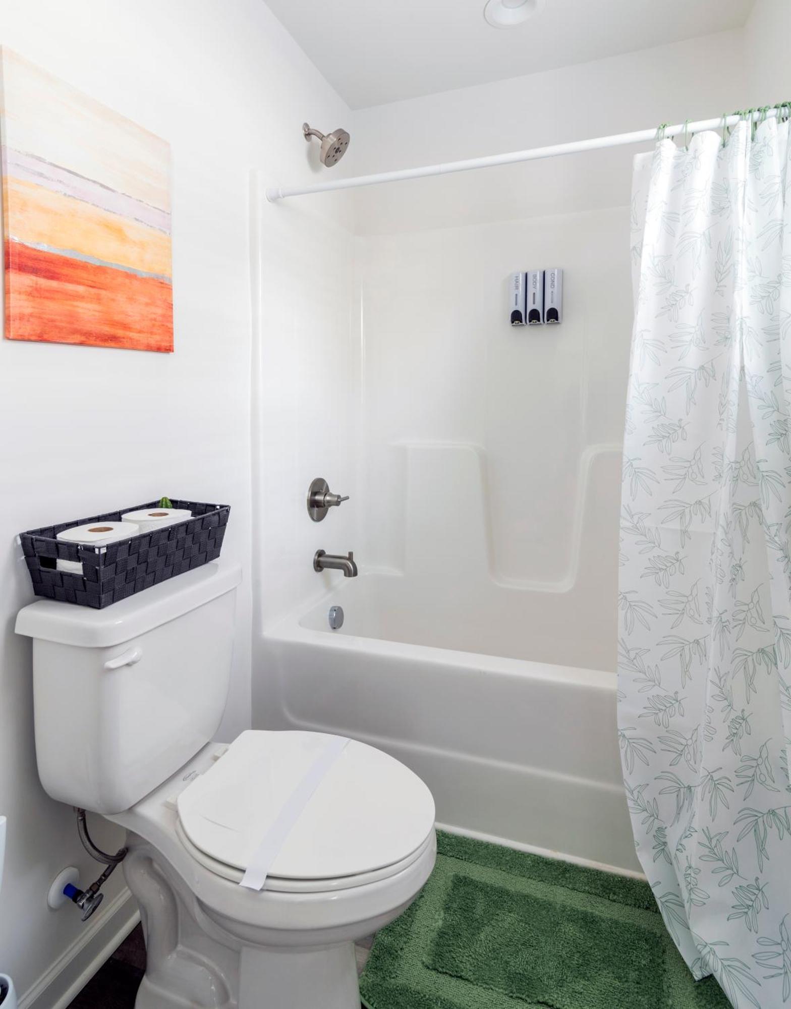 Chic 9 Min To Uptown Hot Tub & Private Yard Holiday home