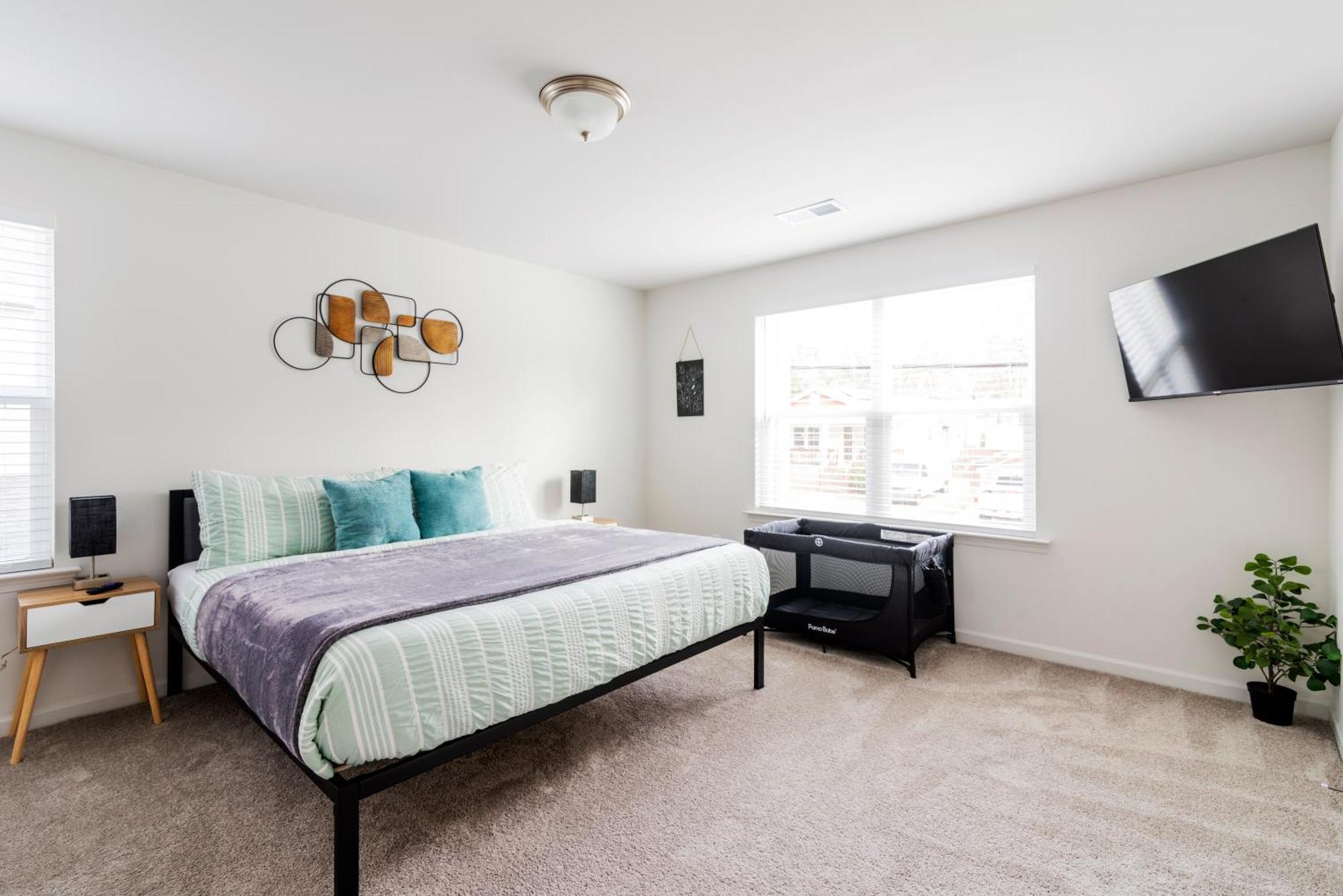 Holiday home Chic 9 Min To Uptown Hot Tub & Private Yard